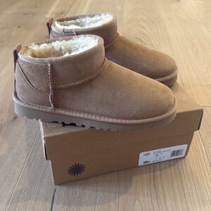 Women’s UGG Classic Ultra Mini 7 Chestnut New